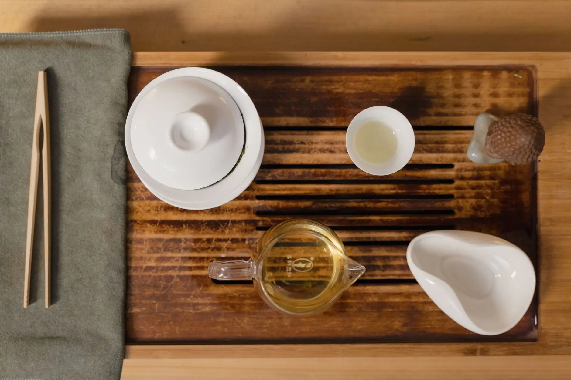 陶瓷茶具与紫砂壶的材质差异及适用场景分析
