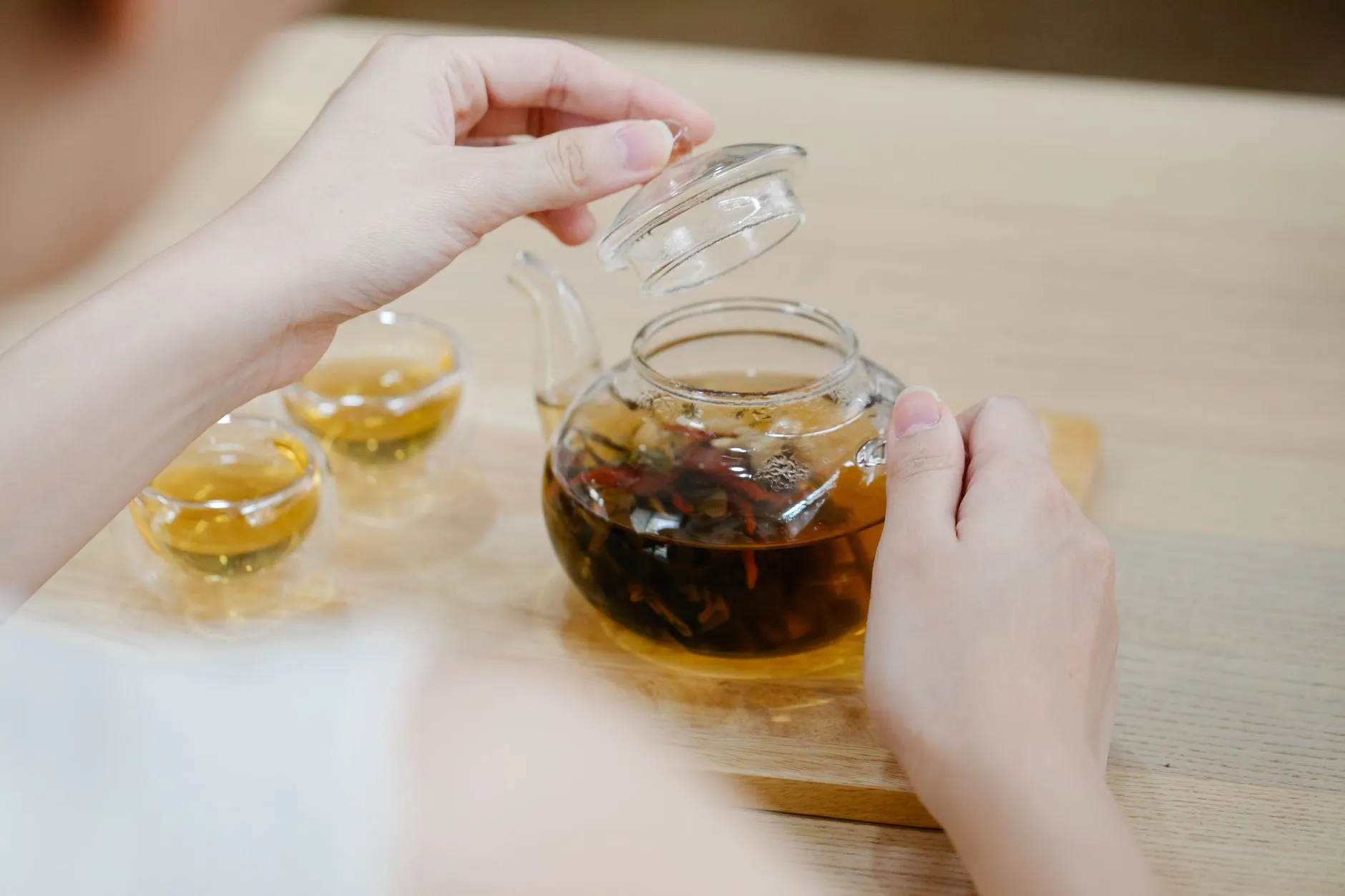 杭州茶古电商:玻璃茶具与盖碗在茶艺工作室中的应用搭配正文配图 1